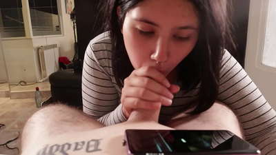 Indaqq lil oħtha waqt li hi tara lil Disney [Cum]